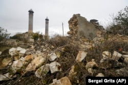 Місто Агдам у Нагірному Карабасі було вщент зруйноване під час захоплення Вірменією і не відновлювалось. На фото 20 листопада 2020 року: вид на мечеть крізь руїни. Поки Агдам був окупований, мечеть перетворили на стайню для худоби та свиней