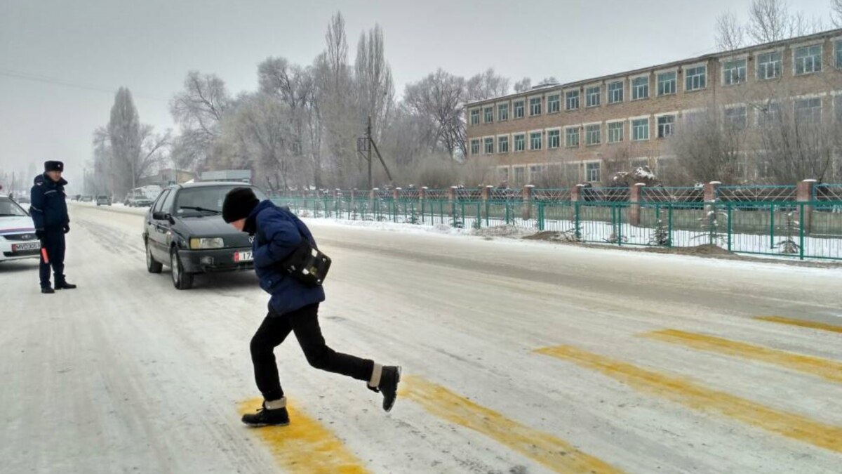 В Омске водитель привязал к автомобилю санки с ребёнком