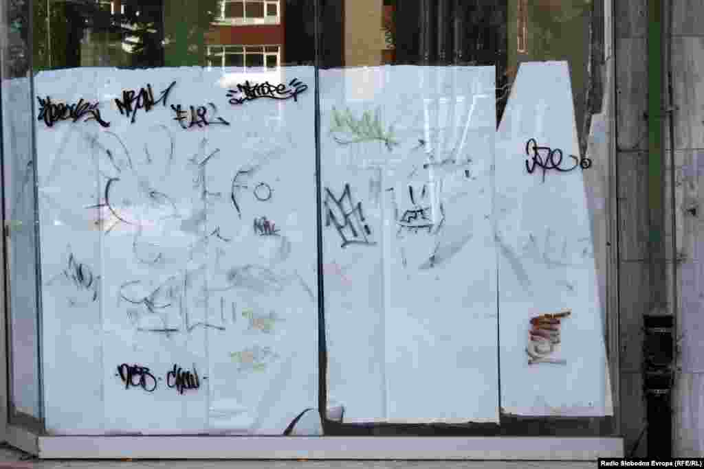 Ни излозите на затворените продавници не се поштедени од квази-графитите