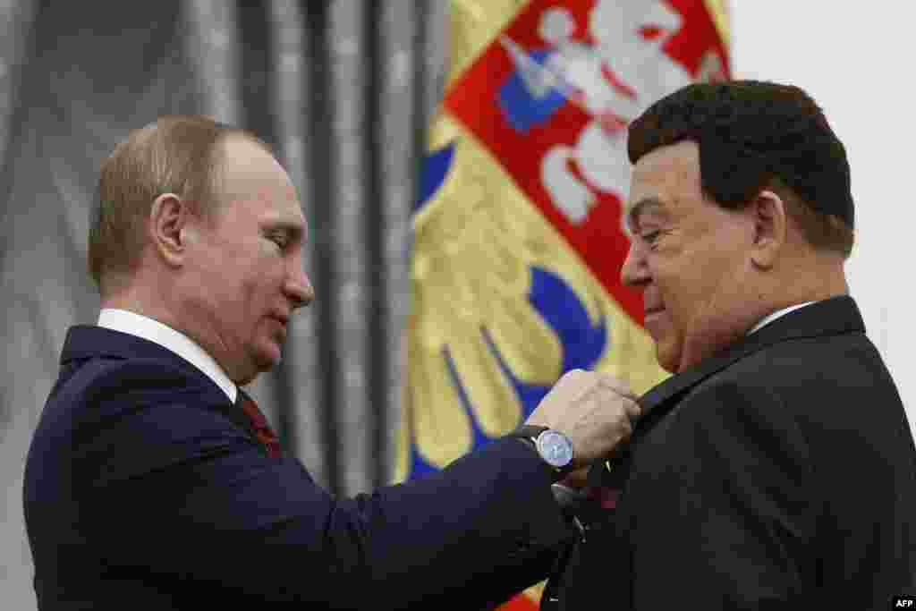 Putin presents Kobzon with the &quot;Hero of Labor&quot; medal during a ceremony at the Kremlin, April 30, 2016.