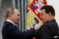 Президент России Владимир Путин награждает певца Иосифа Кобзона медалью. Москва, 30 апреля 2016 года