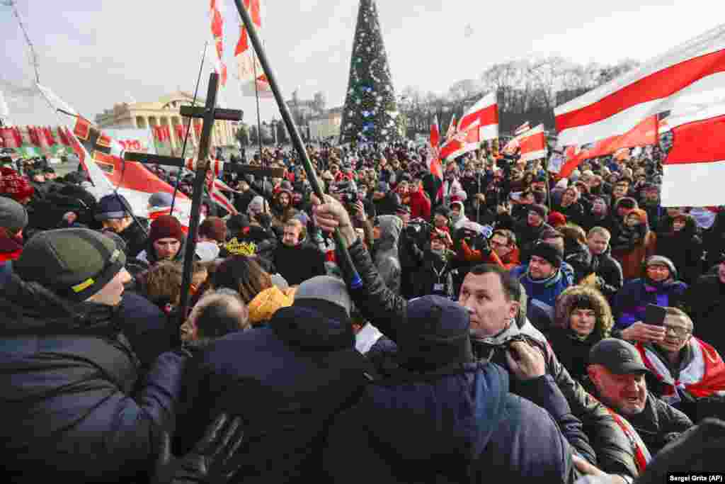 Milițienii prezenți în număr mic pe&nbsp;Bulevardul Independenței și în Piața Octombrie au chemat protestatarii să se împrăștie, dar nu au încercat să aplice forța. Însă în momentul în care participanții la protest au vrut să urce pe scările Palatului Republicii, aceștia au fost opriți de persoane în civil.&nbsp; &nbsp;