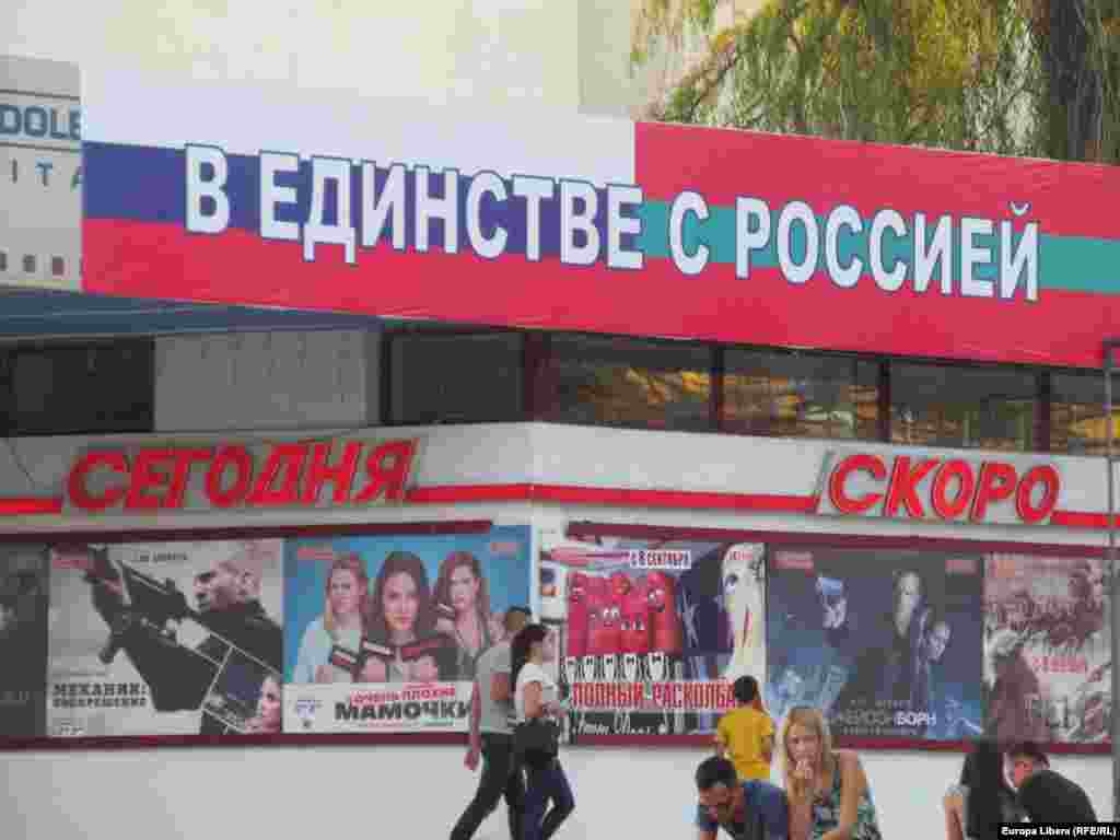 Rusia atotprezentă pe afișe și filme...
