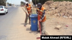 عمال النظافة في احد شوارع بغداد