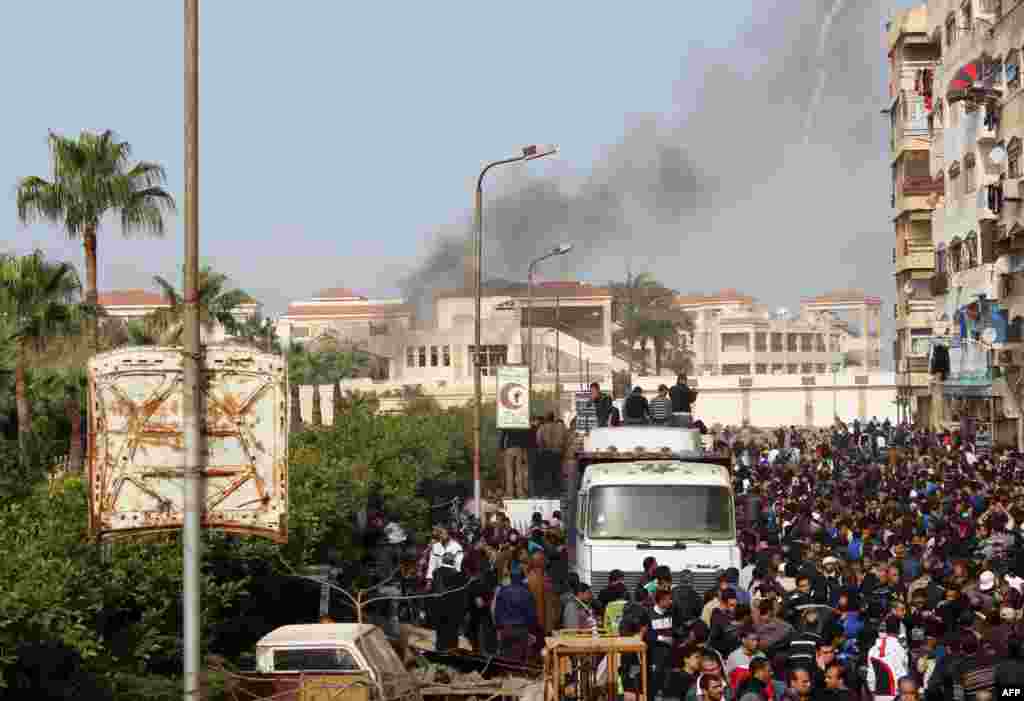 Misir. Port Said şəhərində toqquşmalarda həlak olanlar dəfn edilir. 27 yanvar 2013