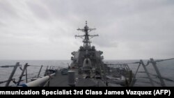 Миноносец John S. McCain в Южно-Китайском море.