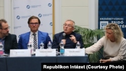 Balról: Vajda Zoltán (MSZP), Bánki Erik (Fidesz), Hargitai János (KDNP) és Kollár Kinga (Tisza Párt) a konferencián 2024. november 19-én