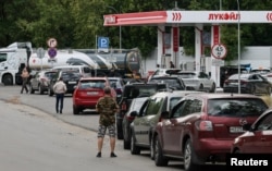 Очередь на заправке в России