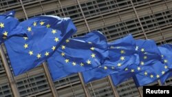 Flamuj të BE-së të vendosur para ndërtesës së Komisionit Evropian. 