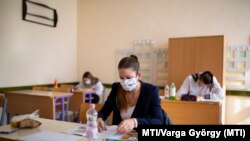 Védőmaszkot viselő diákok a történelem írásbeli érettségi vizsgán a Nagykanizsai Zsigmondy Vilmos Szakképző Iskolában, 2020. május 6-án. MTI/Varga György