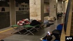 Locuitori ai Kievului refugiați în metrou în primele ore ale zilei de luni, după ce au fost avertizați asupra unui posibil atac rusesc. Până în zori, temerile nu s-au adeverit.