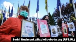  Родичі українських політв'язнів на акції під офісом президента, Київ