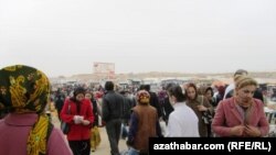 Öňki bazarda hepdäniň üçünji, dördünji, şenbe we ýekşenbe günleri bazar bolýardy. Emma täze açyljak bazarda söwda her gün bolar diýlip, habar berilýär.