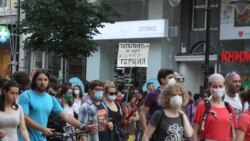 Организаторите призоваха хората да носят маски и да спазват дистанция