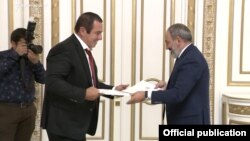Armenia - Prosperous Armenia Party leader Gagik Tsarukian and Prime Minister Nikol Pahinian sign a memorandum in Yerevan, 8 October, 2018