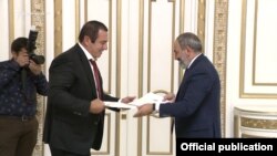 Премьер-министр Никол Пашинян (справа) и лидер партии «Процветающая Армения» и блока «Царукян» Гагик Царукян после подписания меморандума, Ереван, 9 октября 2018 г.