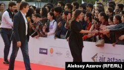 По красной дорожке Almaty Film Fest проходят актриса Самал Еслямова, получившая приз за лучшую женскую роль в Каннах, за ней следом – режиссер фильма «Айка» Серей Дворцевой. Алматы, 15 сентября 2018 года.