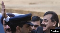 وزیر اعظم ګیلاني عدالت ته د ور تګ پر مهال