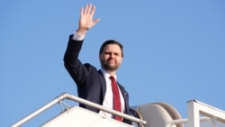 جی‌دی ونس، معاون رئیس‌جمهور آمریکا، پس از پایان مذاکرات با ایران در اسلام‌آباد، هنگام سوار شدن به هواپیمای «ایرفورس تو»، یکشنبه ۲۳ فروردین