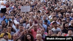 Протестующие у здания парламента в Тбилиси, 21 июня 2019 г.