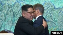 Liderul nord-coreean Kim Jong Un și președintele sud-coreean Moon Jae-in, Panmunjom, 27 aprilie 2018.