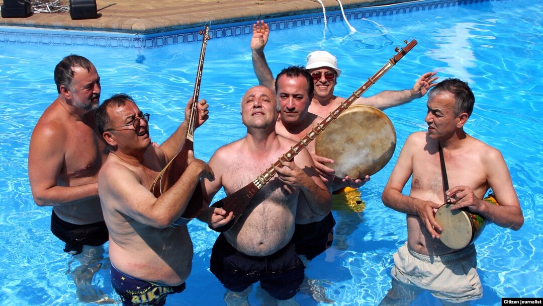 Dunyo musiqasi bo‘yicha o‘zbekistonlik ekspert fikricha¸ har qanday ijod¸ xususan¸ mumtoz musiqaning yashab qolishi¸ rivojlanishi uchun ham ma’muriy to‘siqlardan ozod bo‘lgan muhit lozim. 