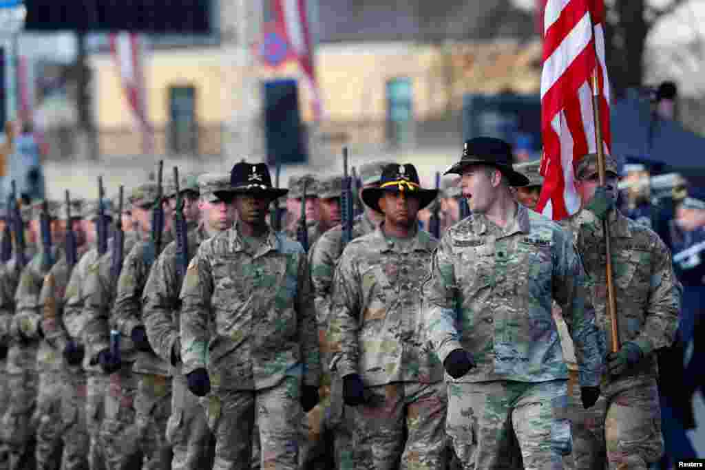 Військовослужбовці США беруть участь у військовому параді з нагоди 100-річчя Латвії