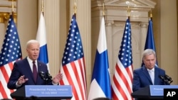 Președintele SUA Joe Biden (stânga) și omologul său finlandez, Sauli Niinisto, vorbesc cu jurnaliștii la Helsinki, pe 13 iulie.