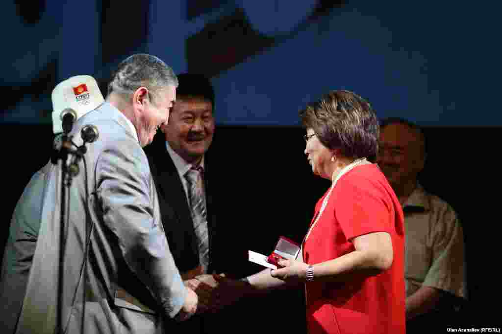 Экс-президенту КР Отунбаевой вручают медаль Азамат Алтая