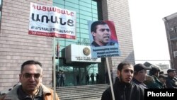 Armenia - Supporters of arrested opposition activist Gevorg Safarian protest outside a court building in Yerevan, 15Feb2016. 