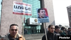 Сторонники арестованного активиста Геворка Сафаряна проводят акцию протеста перед зданием суда (архив)