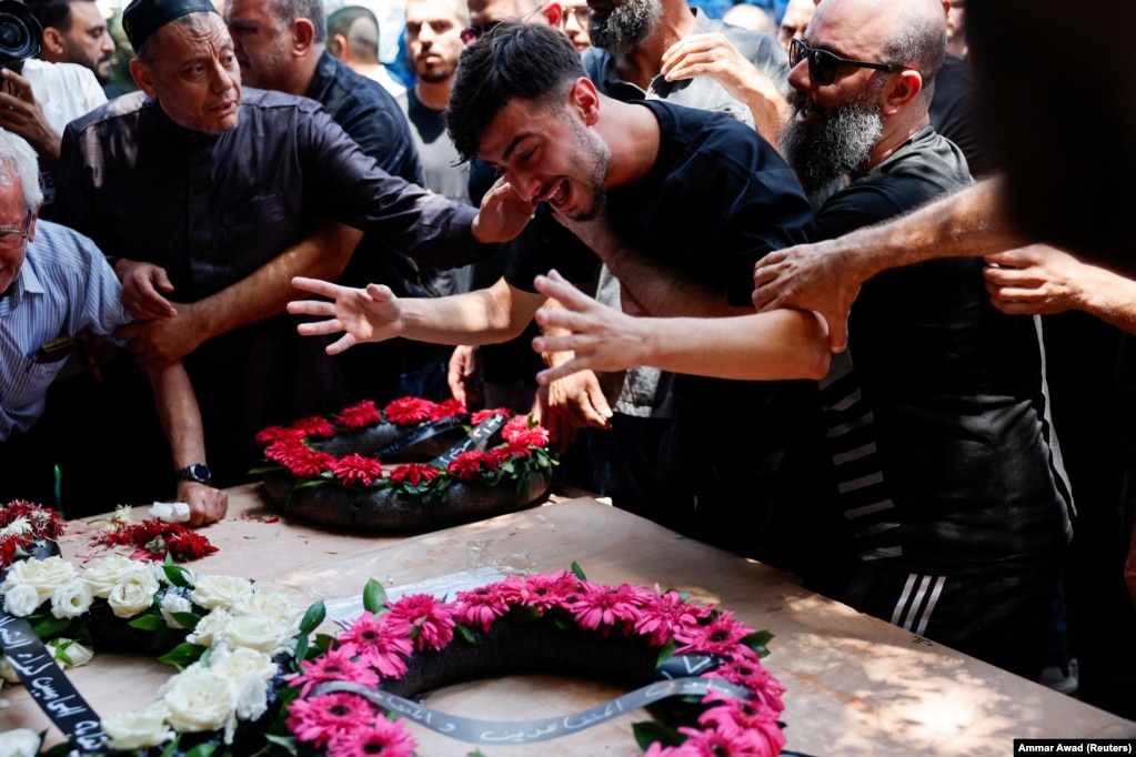 Një burrë duke reaguar teksa miq dhe familjarë merrnin pjesë në funeralin e Manar Khatibit dhe dy vajzave të saj, Hala, 20 vjeçe, dhe Shada, si dhe të një të afërmeje të tyre, të vrarë gjatë një sulmi raketor nga Irani në Tamra, veri të Izraelit, më 17 qershor.
