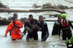 O echipă de intervenţie salvează o tânără în timpul inundaţiilor dintr-un camping din provincia Kirklareli, în Turcia. O indundaţie fulgerătoare cauzată de ploi puternice a dus la moartea a trei persoane într-un camping din nord-vestul ţării.