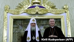 Під час візиту до Росії кардинал П’єтро Паролін (на фото праворуч) вже зустрівся із головою РПЦ Кирилом (л)
