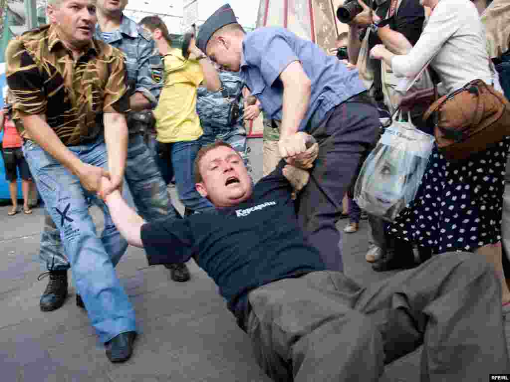 Солдат и милиции было примерно в 50 раз больше чем потенциальных участников акции. Задержания проходили под крики: "Позор!", "Кадыровцы!", "Фашисты!", "Россия без Путина!", "Свободы!"