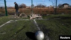 Воронка після обстрілу на шкільному футбольному полі у Донецьку, 6 листопада 2014 року