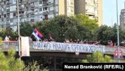 Grupa ljudi stoji na pasareli iznad autoputa sa transparentom "Ratko Mladić, srpski heroj" u Beogradu, 3. septembra 2026.