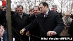 Pe 10 februarie 2010 a început demontarea sârmei ghimpate de la Prut. Premierul moldovean Vlad Filat şi ministrul român de Interne Vasile Blaga au tăiat o bucază de sârmă pe 16 februarie, la Lipcani