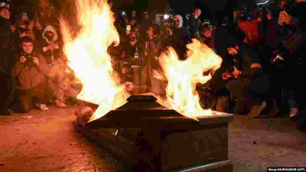 Demonstranti fotografišu lijes sa slikom gruzijskog milijardera Bidzina Ivanishvilija tokom masovnih protesta protiv vladinog odgađanja pregovora o pristupanju EU do 2028. godine, u centru Tbilisija.