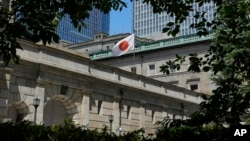 Politica de austeritate a Băncii Japoniei a slăbit yenul în raport cu dolarul, unul din factorii care au aruncat din nou țara în recesiune. 