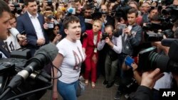 Надежда Савченко беседует с журналистами в киевском аэропорту «Борисполь», 25 мая 2016 года.