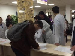Люди ищут родственников по спискам в городской клинической больнице №4. Алматы, 27 декабря 2019 года.