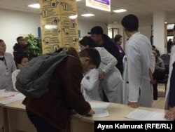 Люди ищут родственников по спискам в городской клинической больнице №4. Алматы, 27 декабря 2019 года.