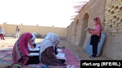 دانش آموزان حین آموزش در فضای باز در یکی از مکاتب ولایت جوزجان - عکس از آرشیف