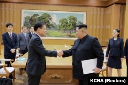 Ким Чен Ын на встрече с южнокорейской делегацией, 6 марта 2018 года