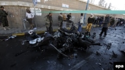 Обломки машины на месте взрыва. Сана, Йемен, 7 января 2015 года.