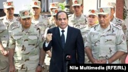 رئیس جمهور مصر در میان شماری از افسران عالی‌رتبه ارتش این کشور