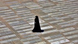 Žena prolazi pored grobnih ploča dok ide ka svetištu Abdol Azim u gradu Shahre Ray, južno od Teherana, 25. maja 2020.