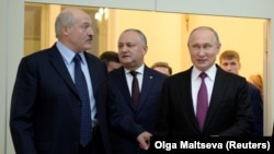 Belarus prezidenti Alyaksandr Lukaşenka (solda), Moldovanın keçmiş prezidenti İqor Dodon (ortada) və Vladimir Putin 2-018-ci ildə Sankt Peterburqda