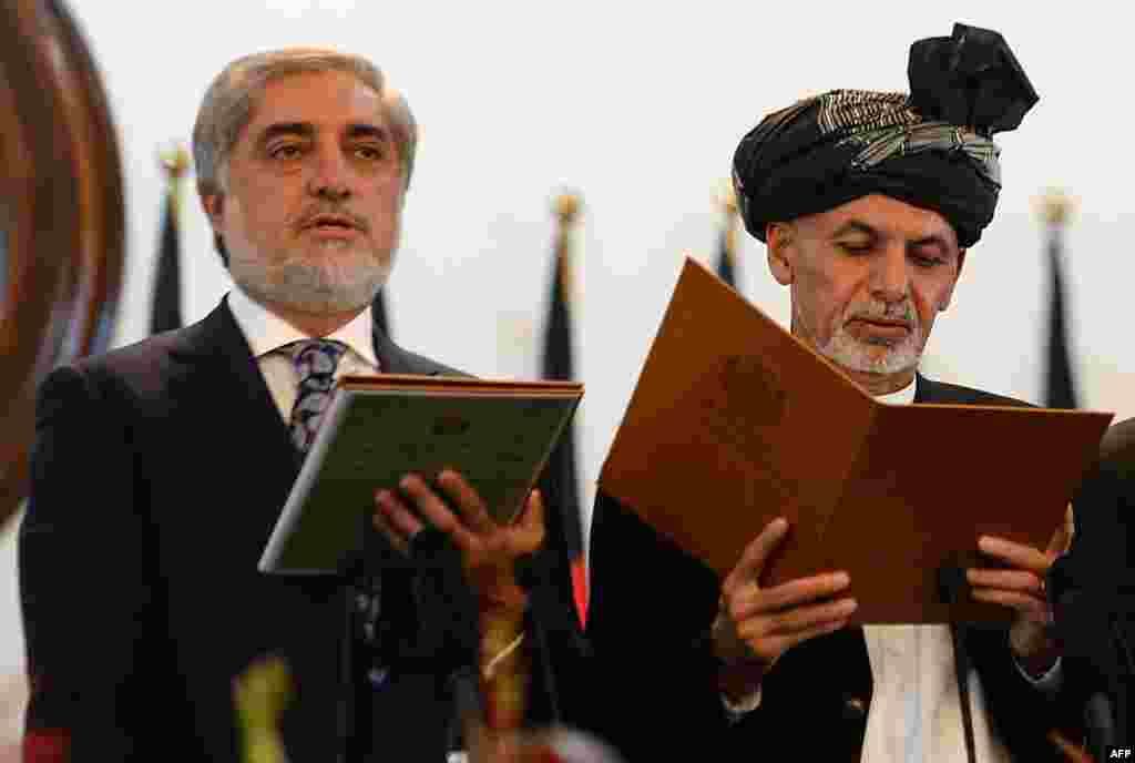 افغانستان: په کابل کې ولسمشر اشرف غني احمدزي له اجرایوي رییس عبدالله عبدالله څخه سوګند اخلي.
